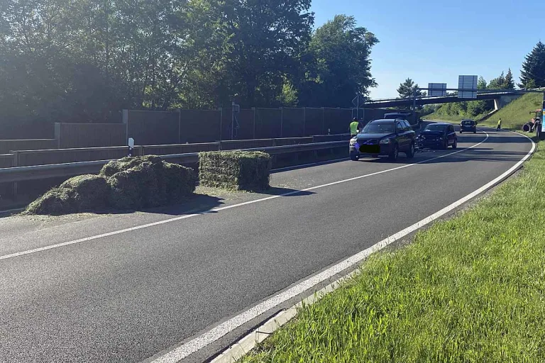 Totalschaden in Hemishofen SH - Unfall aufgrund verlorener Siloballen