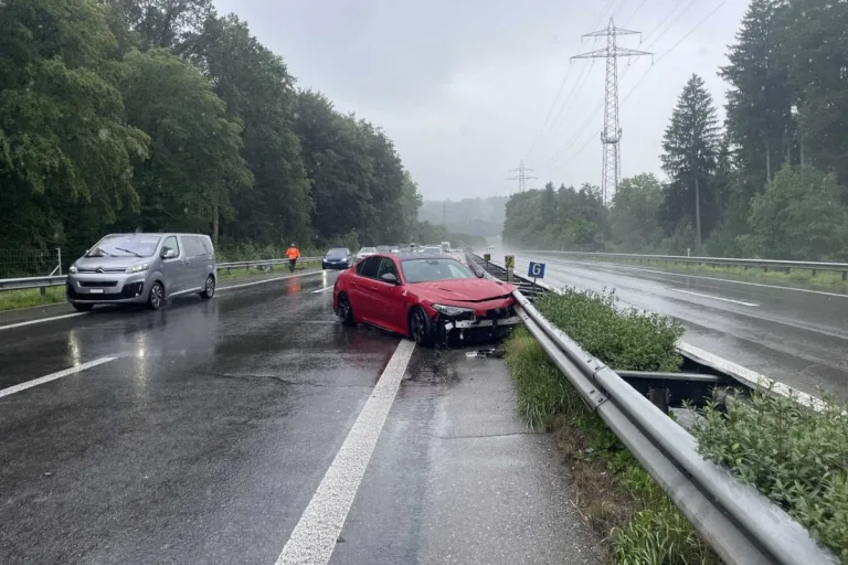 Viele Unfälle auf der A1 im Aargau - Alfa Romeo mit Totalschaden