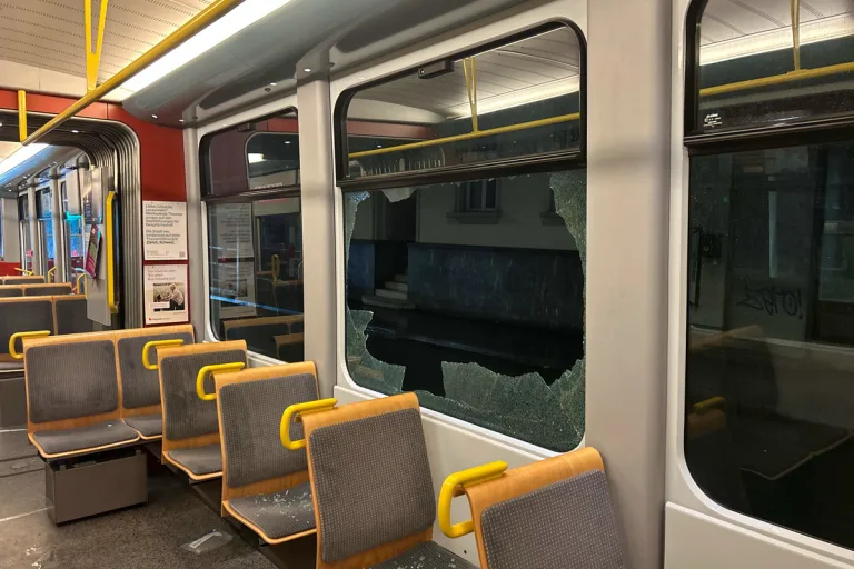 Zeugenaufruf Zürich – Tram durch Feuerwerkskörper beschädigt