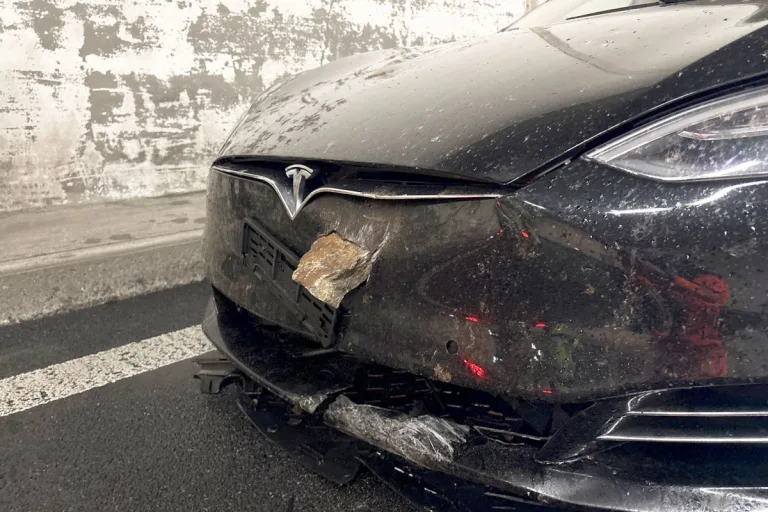 A3 Filzbach GL – Steinschlag beschädigt vier Autos