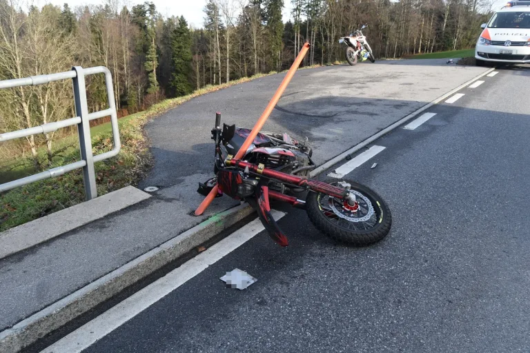 Schachen bei Herisau AR - Motorradlenkerin bei Unfall gestürzt 