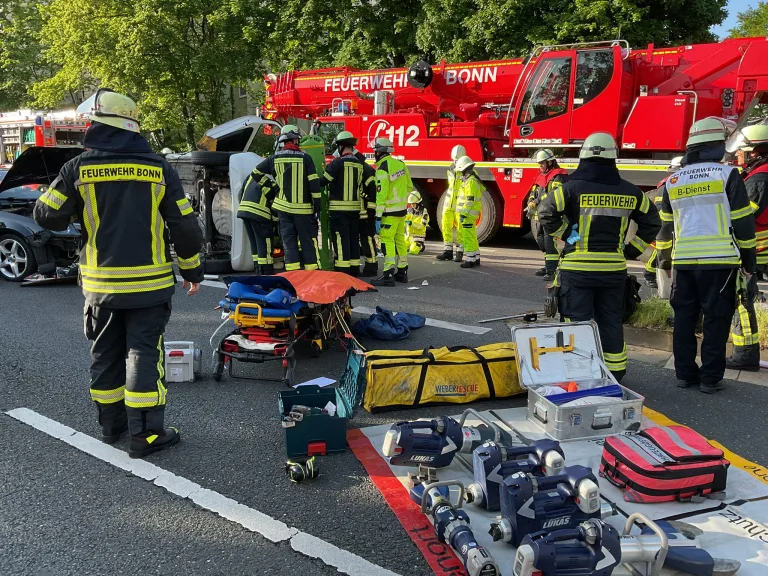 Bonn  – Mann (69) bei Unfall in Garage lebensgefährlich verletzt