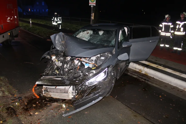  Kranenburg-Wyler – Heftig mit einem Baum kollidiert