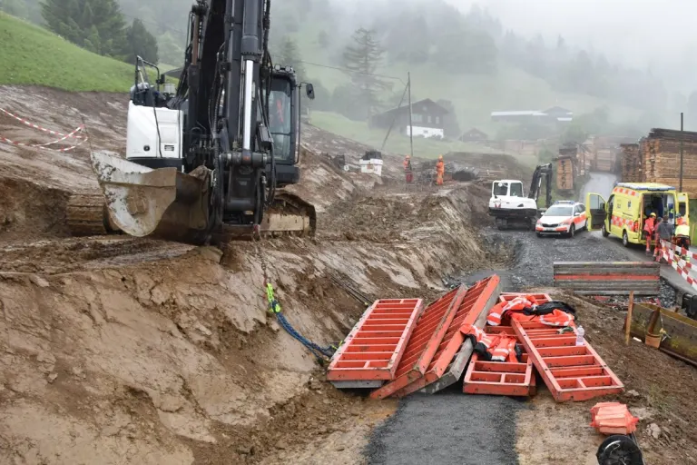 Arbeitsunfall in Furna GR - Mehrere Brüche an den Beinen 