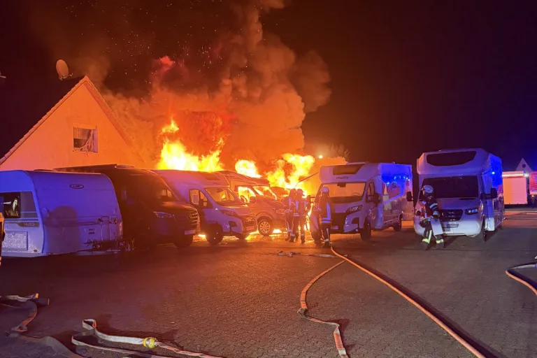 Zeven – Brand zerstört mehrere Wohnmobile