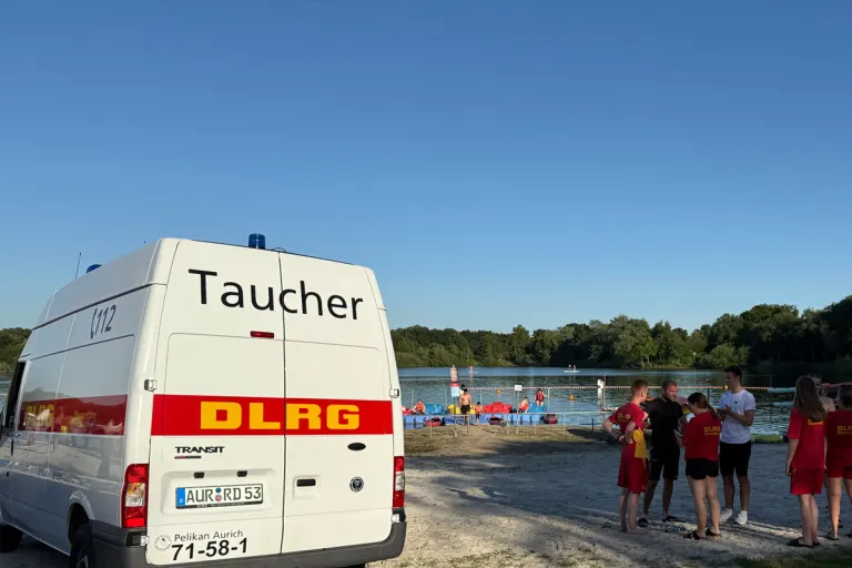Großeinsatz von Feuerwehr und DLRG in Aurich NI – Vermisstes Kind am Badesee gefunden