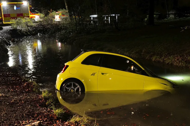 Altstadt-Lehel - Autofahrerin landete im Entenbach 