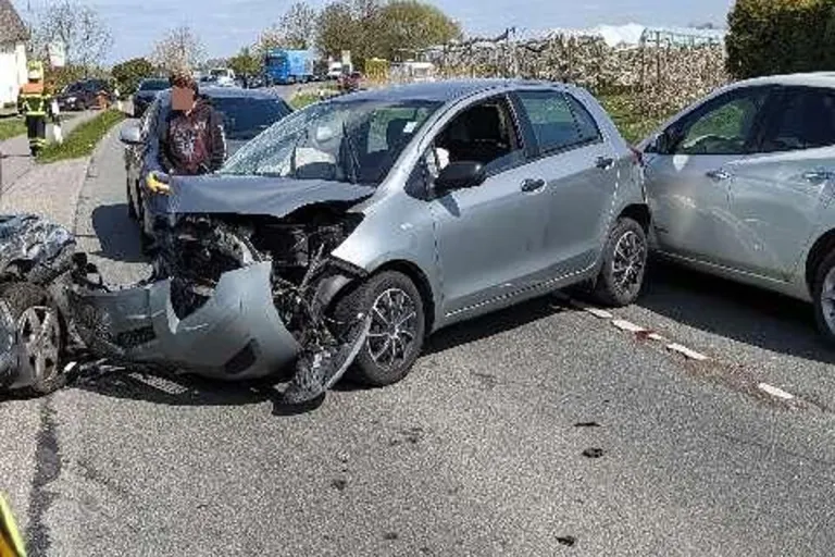 Fünf Autos in Verkehrsunfall auf Landesstraße 140 in Jork-Hove verwickelt