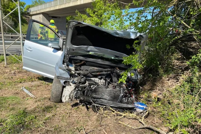 A65 Deidesheim – Autofahrer bei Alleinunfall verletzt