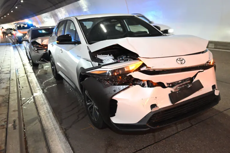 A3 Unterterzen SG – Auffahrunfall im Fratten-Tunnel mit vier Fahrzeugen