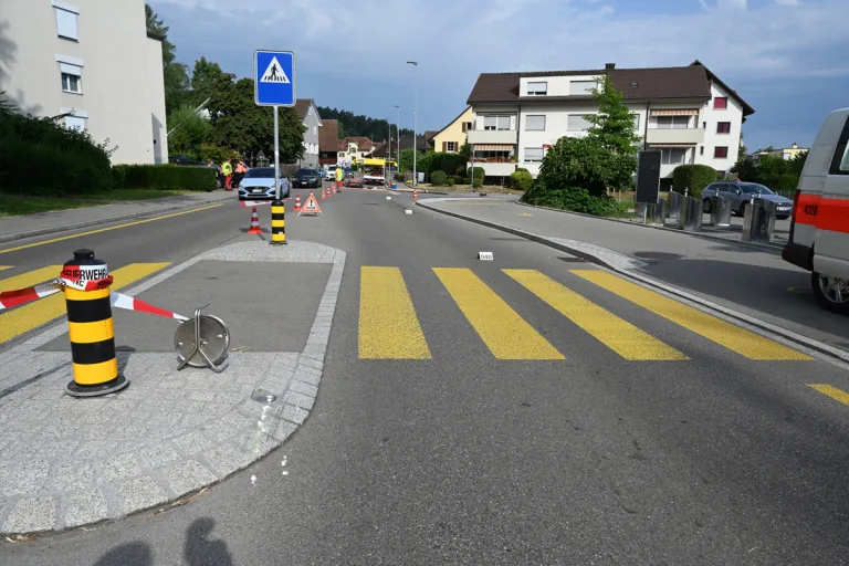 Fällanden ZH – Töfffahrer bei Selbstunfall schwer verletzt