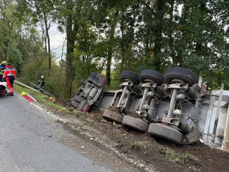 Neuland – Lastwagen kippt bei Unfall um