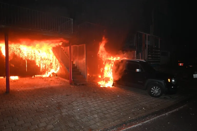 Au SG - Carport und Auto in Brand geraten - Massiver Sachschaden Sachschaden
