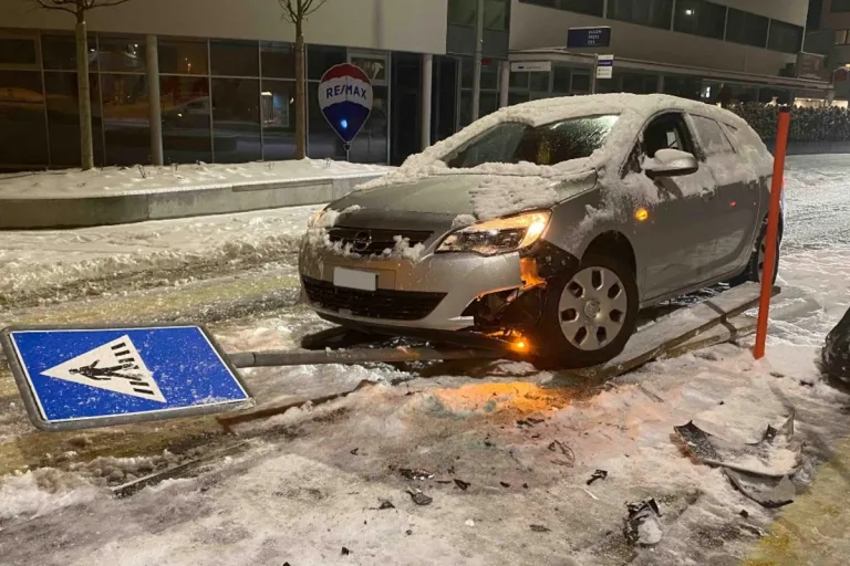 Rotkreuz ZG - Alkoholisiert auf schneebedeckter Strasse verunfallt