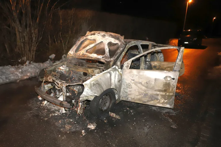 Niederurnen GL – Zigarette löst Fahrzeugbrand aus