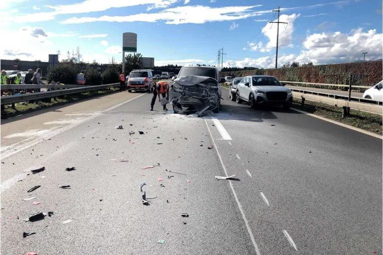 A1 bei Deitingen SO - Fünf Fahrzeuge an einem Unfall beteiligt 