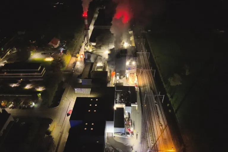 Flums SG – Austretende Schmelze löst Brand in Industriebetrieb aus