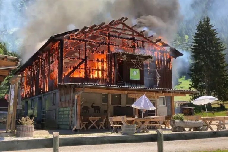 Surses-Rona GR – Stallbrand auf landwirtschaftlichen Betrieb