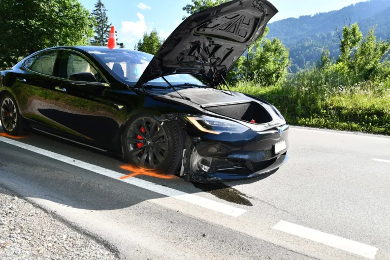 Maladers GR - Tesla fährt in Mauer