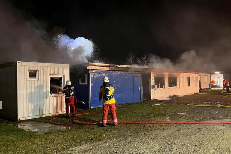 Buchs ZH - Meterhohe Flammen aus einer Containerunterkunft