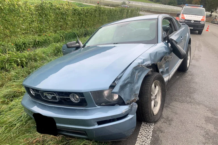Neunkirch SH – Mustang kollidiert seitlich mit Sattelschlepper
