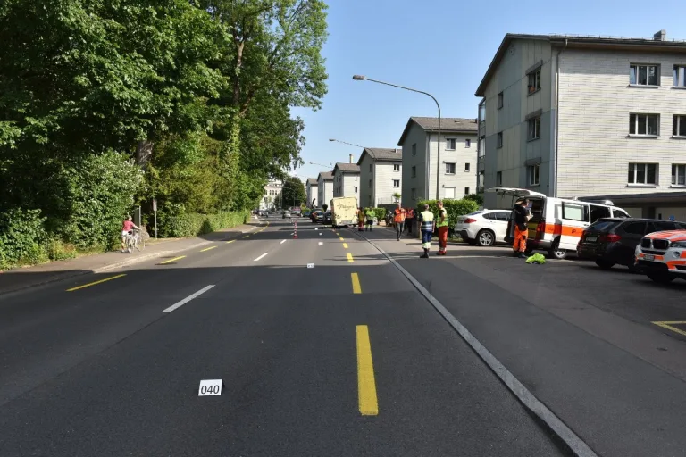 Kilchberg ZH - Rennvelofahrer prallt in stehenden Lieferwagen - schwer verletzt!