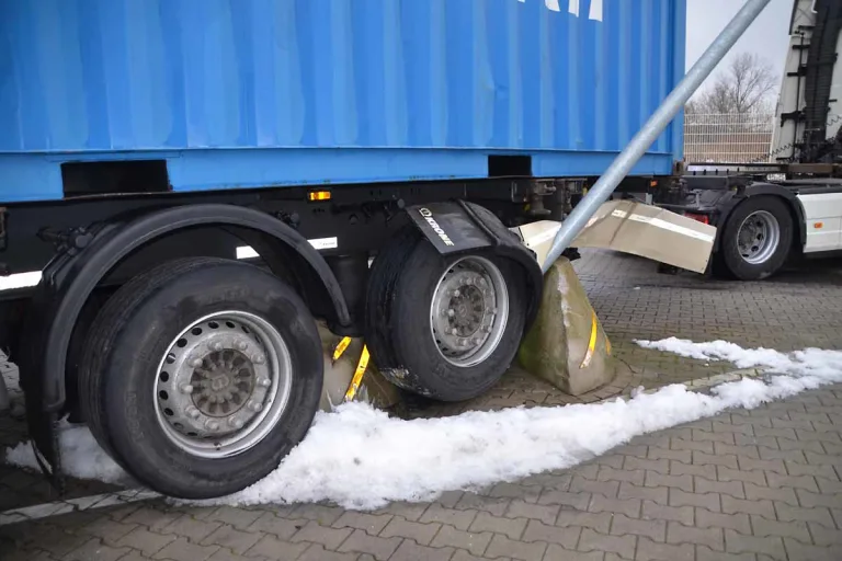Bremerhaven - Lkw-Anhänger kommt nicht mehr weiter