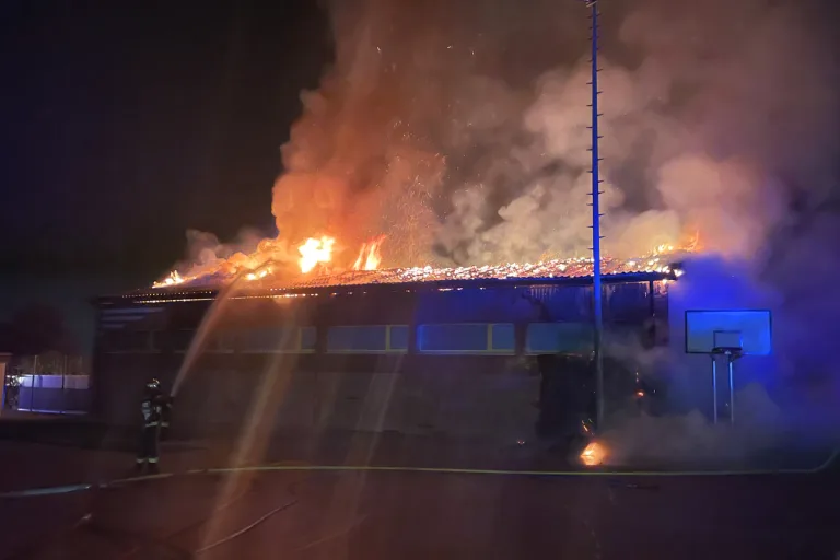 Spiegel bei Bern - Feuer beschädigt Turnhalle stark 