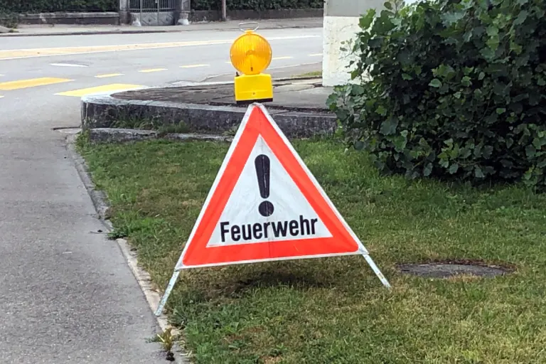 Meinisberg BE - Dachstock eines Mehrfamilienhauses in Brand