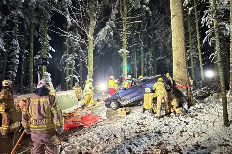 Breitenbach am Inn – Auto überschlägt sich bei Unfall im Wald