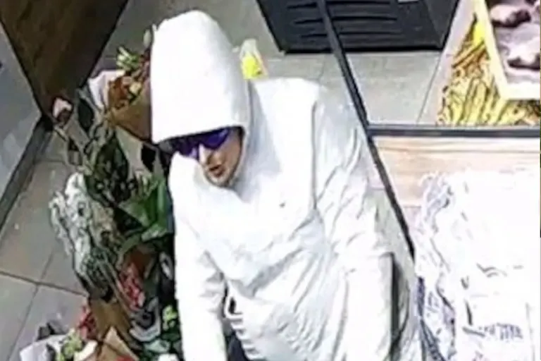 Raubüberfall in Wien – Mann bedroht Kunden mit Messer