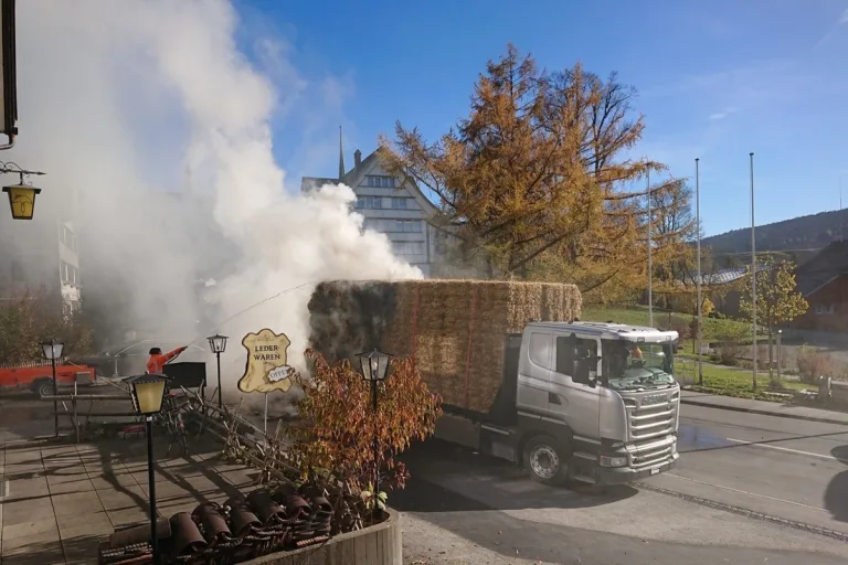 Gais AR – Strohballen während Fahrt in Brand geraten