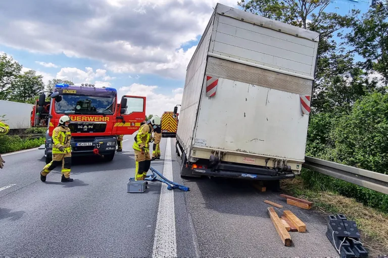Grevenbroich – LKW verliert Hinterreifen auf Autobahn – Fahrzeug droht umzustürzen