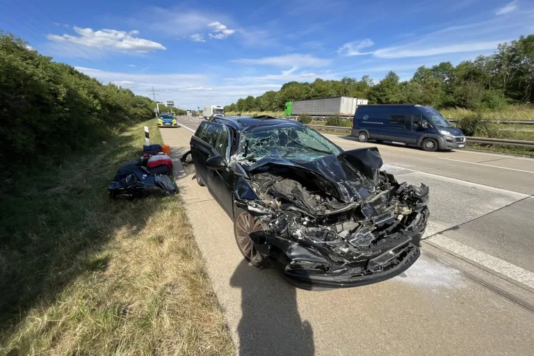 Unfall auf der A9 - Opel zwischen zwei Lkws eingequetscht 