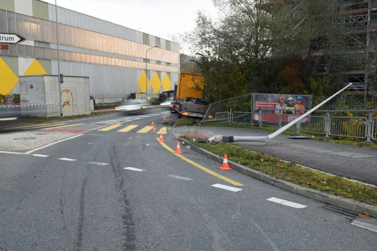 Kriens LU - Sattelmotorfahrzeug prallt in Beleuchtungskandelaber