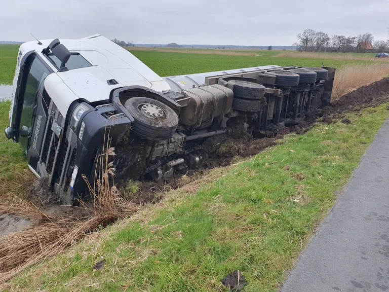 Schortens – Gülle beladener LKW kommt auf der Seite zum Liegen