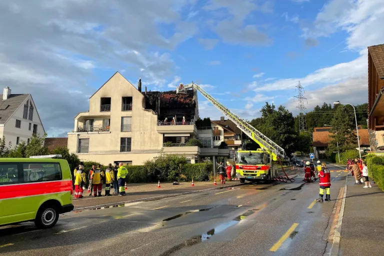 Obfelden ZH – Mehrfamilienhaus durch Brand stark beschädigt