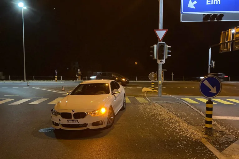 Näfels GL – 19-jähriger Lenker übersieht anderes Fahrzeug und baut Unfall