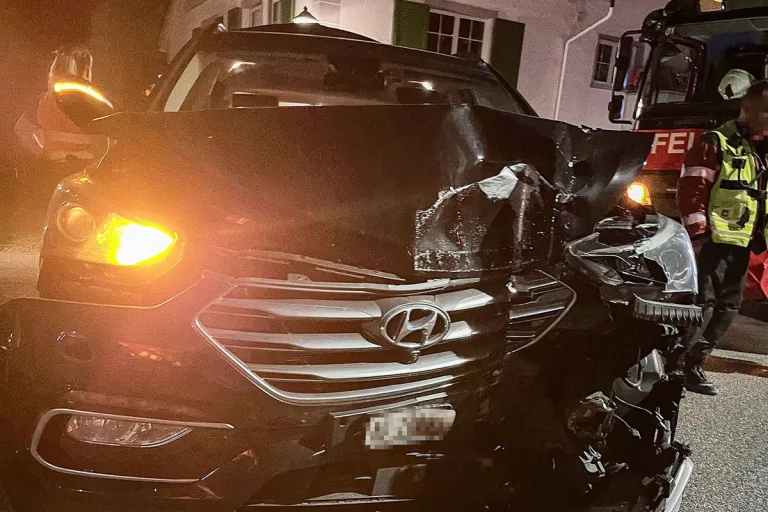 Reigoldswil BL - Hyundai bei heftigem Unfall massiv beschädigt
