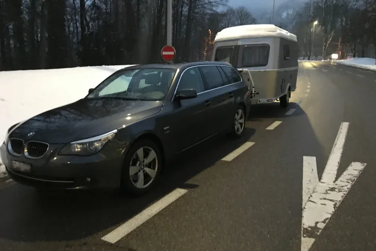 Mit dem Wohnwagen mit 100 durch die Schweiz