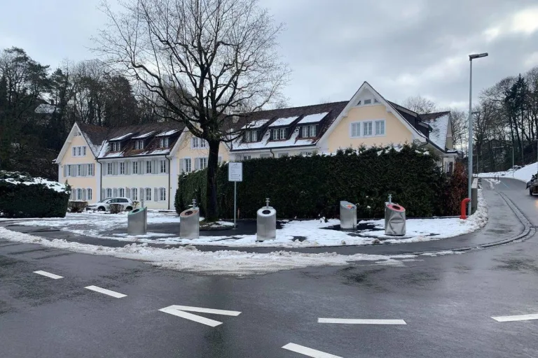 Laufen BL – Unbekanntes Fahrzeug kollidiert mit Einwurfsäule