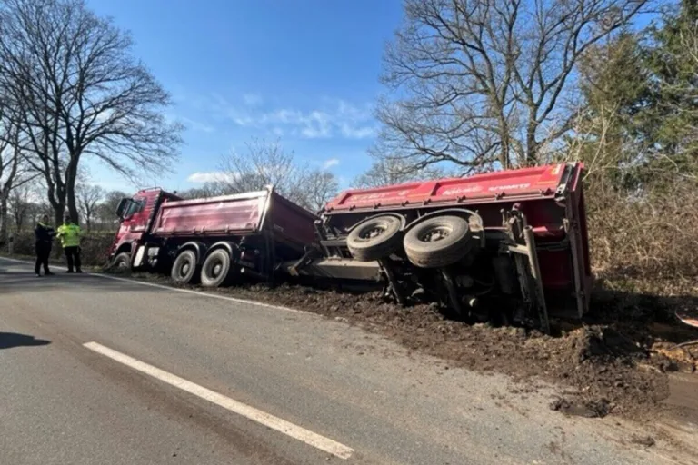  Friedeburg NI - LKW landet bei Unfall im Straßengraben