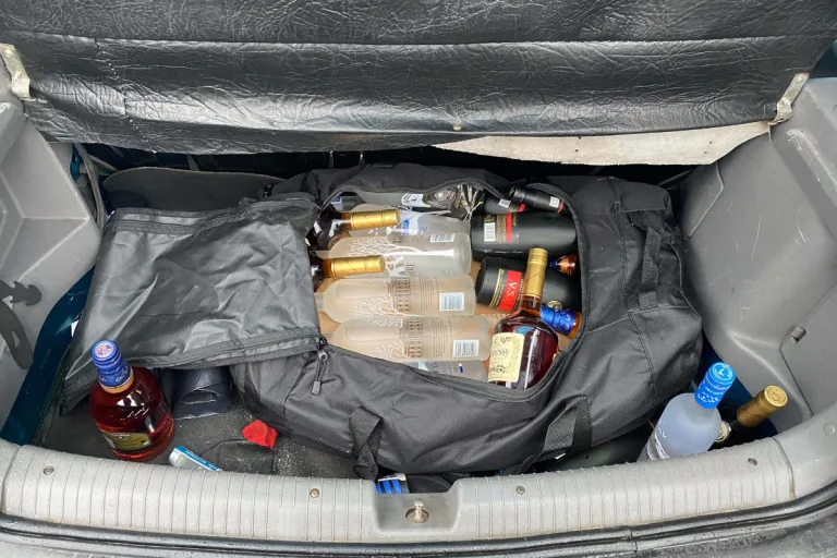 Steinhausen ZG – 37 Flaschen unbezahlte Spirituosen im Gepäck