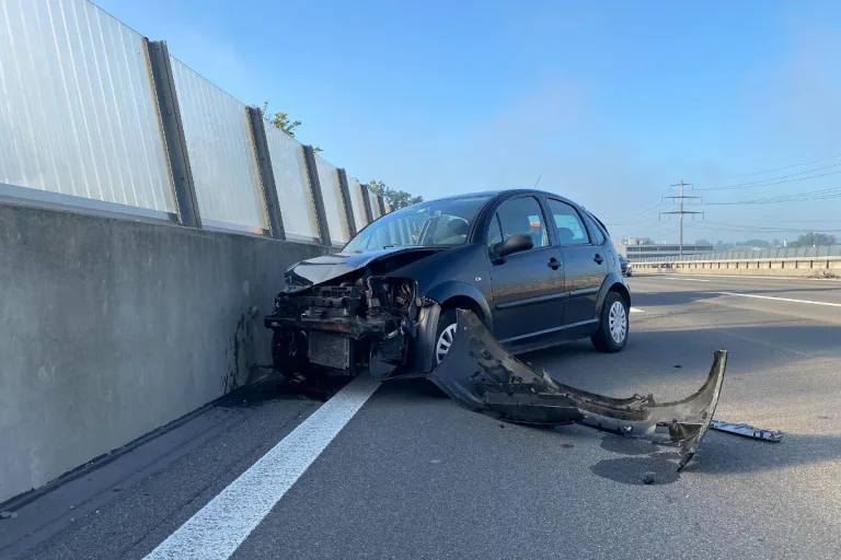A4 Cham ZG – Kollision zwischen Lastwagen und Personenwagen