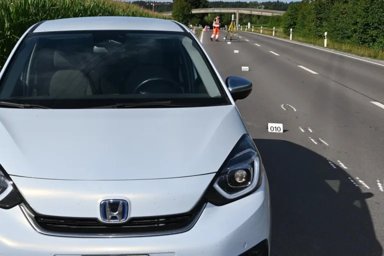 Volketswil ZH – Junge Motorradfahrerin bei Unfall schwer verletzt
