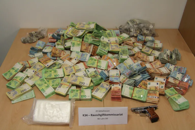 Wetzlar HE – Polizei stellt Kokain und 900.000 Euro sicher