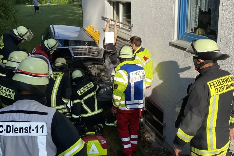 Dortmund -  Perso zwischen Mercedes und Hauswand eingeklemmt