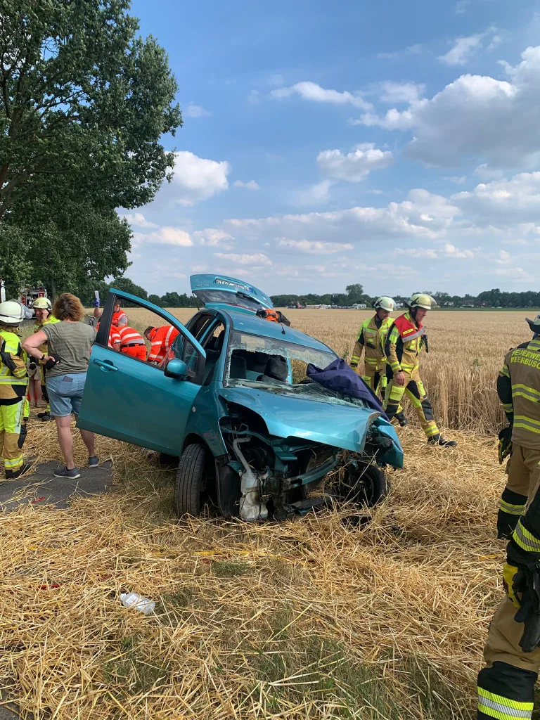 Meerbusch – Autofahrer nach Kollision mit Baum schwer verletzt