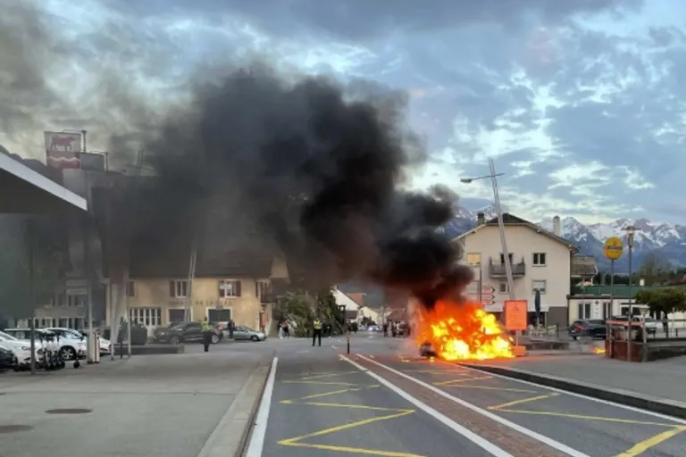 Vollbrand in La Tour-de-Trême FR - Auto komplett zerstört