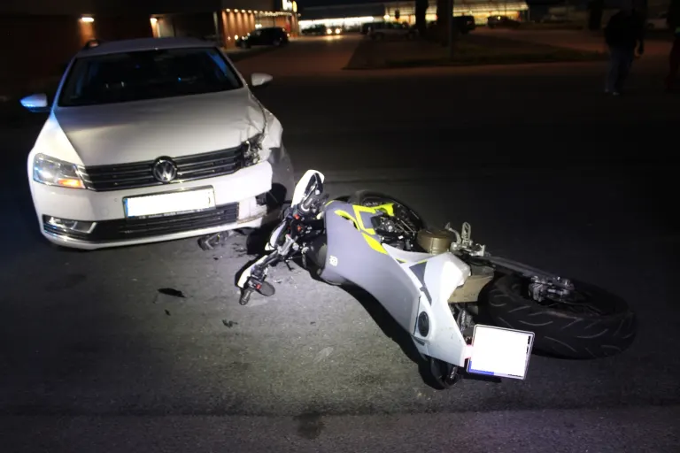 Petershagen – Motorradfahrer bei Unfall mit Auto schwer verletzt